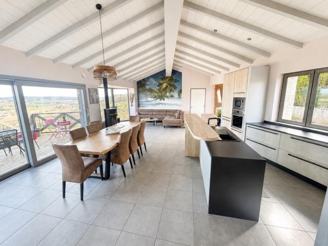 Maison rénovée avec jardin et garage